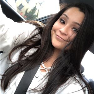 Meet your Posher, Ellia